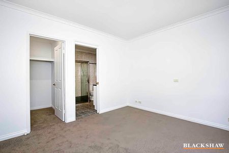 Freshly Painted Low-Maintenance Three-Bedroom Townhouse in Braddon - Photo 2