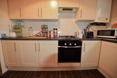 4 bedroom House in St Annes Road, Leeds - Photo 5