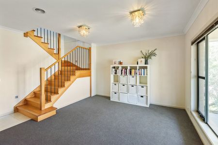 SPACIOUS FAMILY HOME! - Photo 3