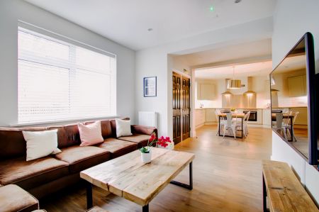 8 Bed 2 Bath - Photo 4