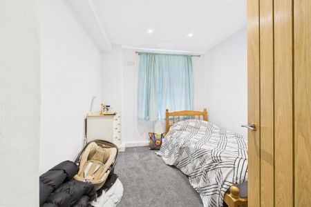 3 bedroom flat to rent - Photo 5