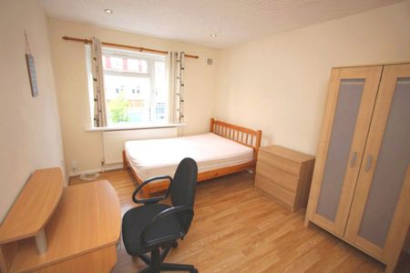 4 Dbl Bed Maisonette w/ Lounge – Surbiton (Camellia Lane, KT5 8LY) - Photo 4