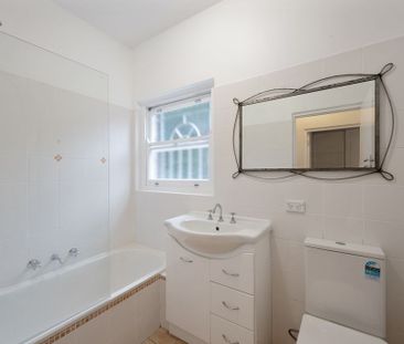 Ground Floor Garden Apartment in Prime Coastal Location - Photo 2