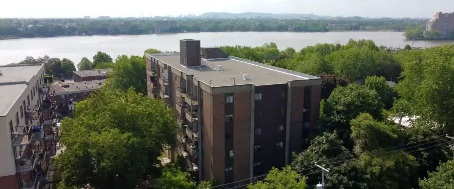 1700 Boulevard Lévesque E | 1700 Boulevard Lévesque Est, Laval - Photo 1