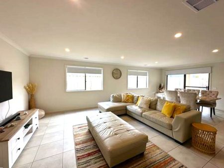 FULLY FURNISHED & VERY LUXURIOUS! - Photo 4