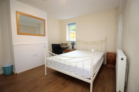 4 bedroom terraced house to rent - Photo 3