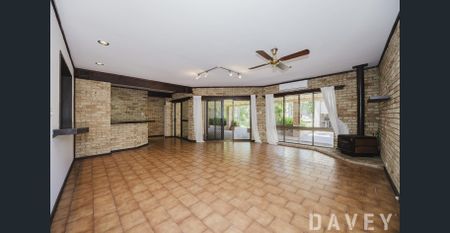 Large Family Home in Quiet Street - Freshly Painted Throughout! - Photo 4