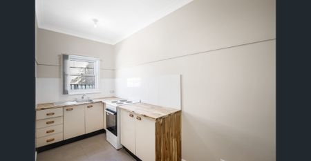 FRESHLY RENOVATED THREE BEDROOM FAMILY HOME!! - Photo 5