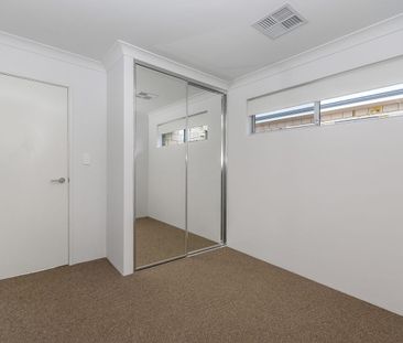 Stylish Family Home with Double Garage in a Prime Baldivis Location - Photo 6