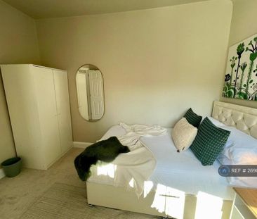 1 bedroom in a house share to rent - Photo 5