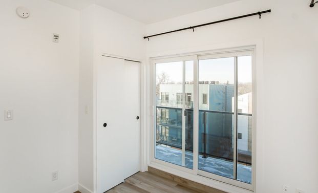 Birmingham: Gold Accents – Executive Suite – 710 Westminster, Winnipeg, MB - Photo 1