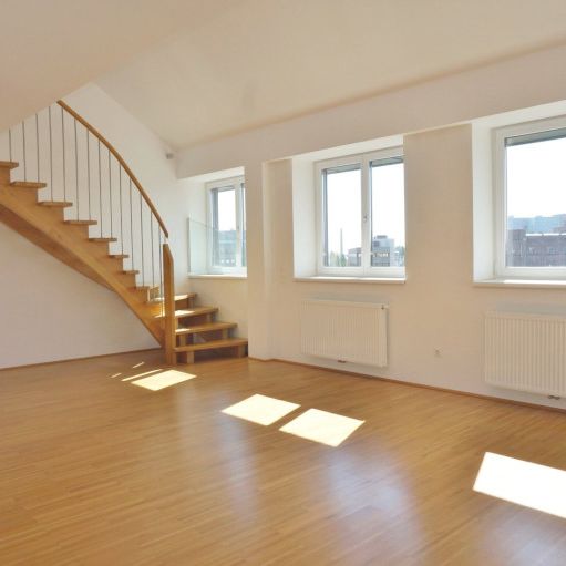Super – Dachgeschoßmaisonette mit hofseitiger Terrasse! - Photo 1