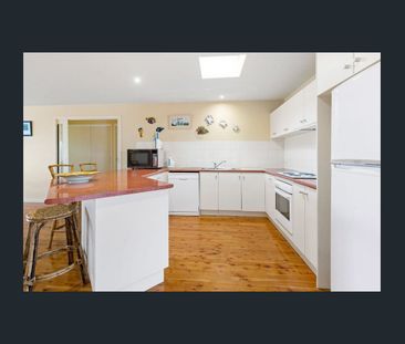 Adorable beach retreat with en-suites off every room - Photo 6