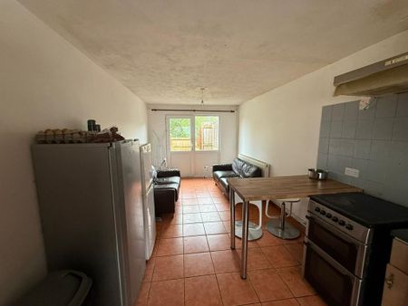 1 bedroom in a house share to rent - Photo 4