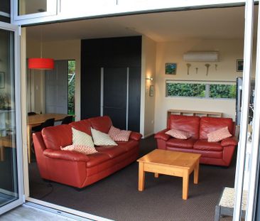 Modern, fully-furnished hideaway - Photo 2