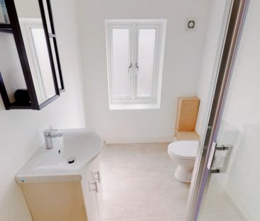 8 bedrooms 1 bathroom - Photo 3