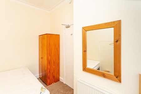 3 bedroom flat to rent - Photo 4