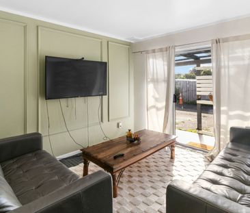Two bedroom home in Mangere East! - Photo 1