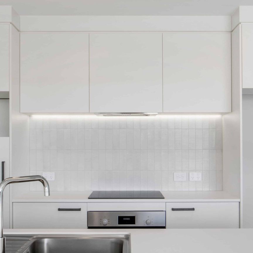 Modern 2-Bedroom Apartments in Prime Village Location - Walk to Beach - Photo 1