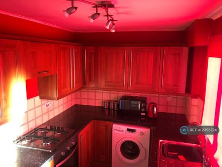 3 bedroom semi-detached house to rent - Photo 4