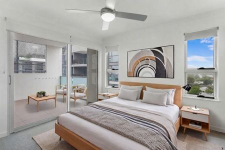 Central Apartment with Skyline Views - Photo 2