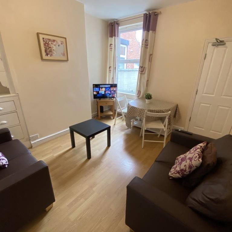 4 bedroom terraced house to rent - Photo 1