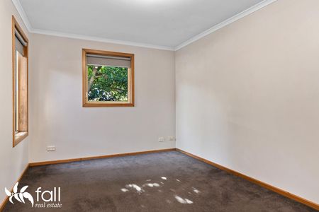 Spacious Townhouse, Central Location - Photo 3