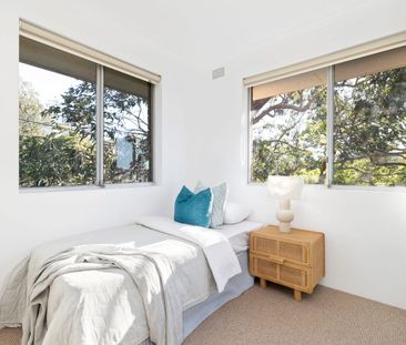 Stylish top-floor apartment with lock-up garage and two balconies - Photo 1