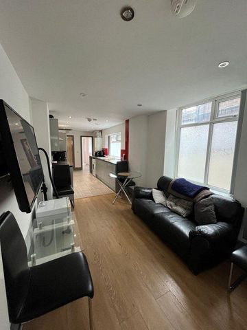 5 bedroom flat to rent - Photo 2