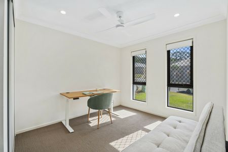 IMMACULATE FAMILY HOME - Photo 2