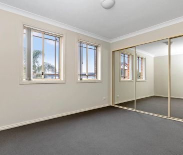 Immaculate 3 bedroom townhouse - Photo 5