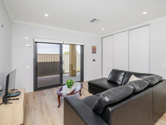 As new family home - ideal locaton - Photo 1