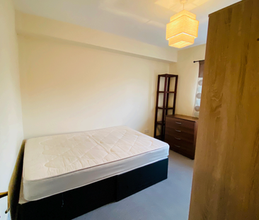 6 bedroom semi-detached house to rent - Photo 4