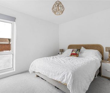 This recently renovated duplex consists of two double bedrooms open... - Photo 3
