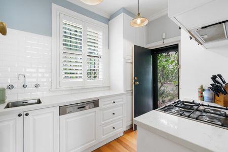 Charming 2 Bedroom Character Home - Photo 5