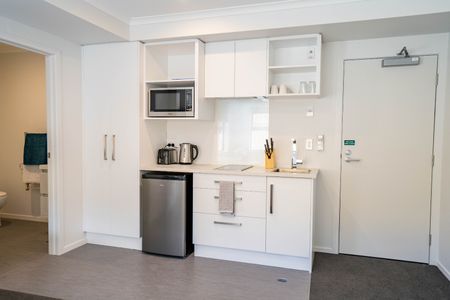 Fully furnished, self contained studio room! - Photo 2