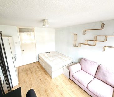 3 Bed Detached House, Crownfield Avenue, IG2 - Photo 5