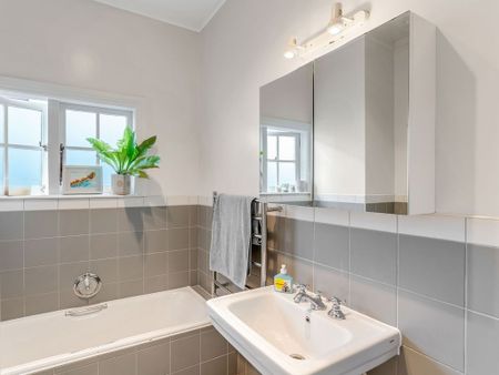 Modern Character - Photo 3