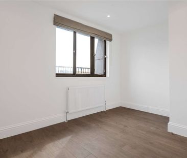 A bright top floor one bedroom apartment with a terrace. - Photo 4