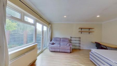 5 bedroom semi-detached house to rent - Photo 2