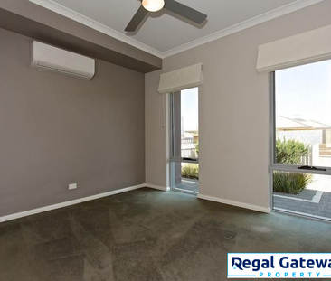 41 Harvest Lakes Boulevard, ATWELL WA 6164 - Photo 2