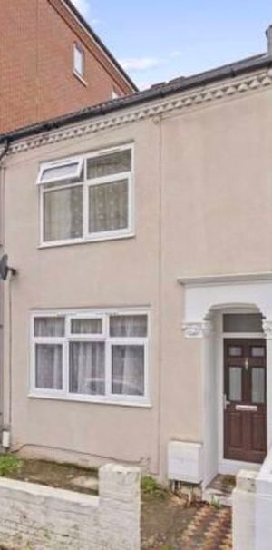 Avenue Road, Gosport - Photo 1