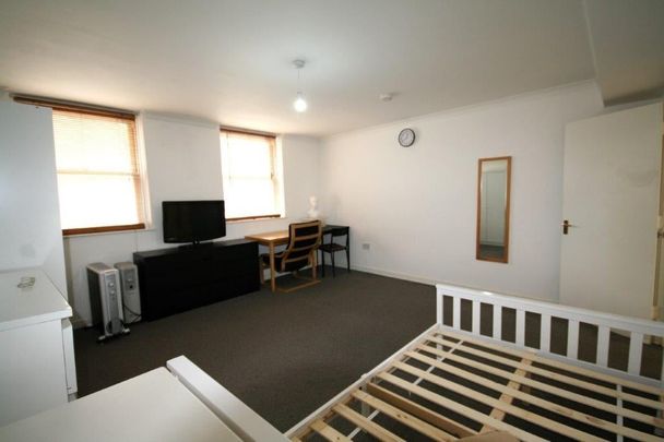 Studio Flat, Whitechapel Road, E1 - Photo 1