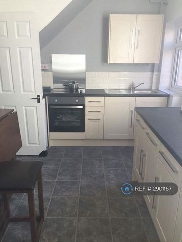 1 bedroom in a house share to rent - Photo 2