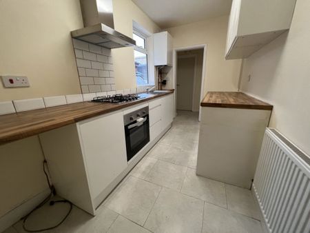 3 Bedroom Terraced - Photo 2