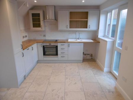 3 bedroom semi-detached house to rent - Photo 5