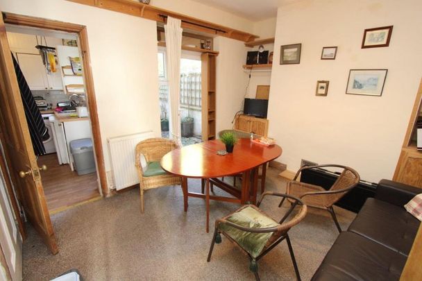 4 bedroom private hall to rent - Photo 1