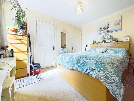 Cricket Lane, Hampton Hill - 1 bedroomProperty for lettings - Chasebuchanan - Photo 2