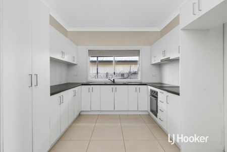 Great 3 Bedroom Home - Available Now! - Photo 2