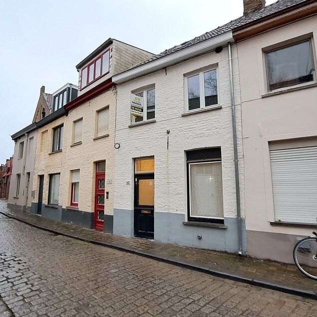 Gerenoveerde rijwoning met koer te huur in Brugge - Photo 1